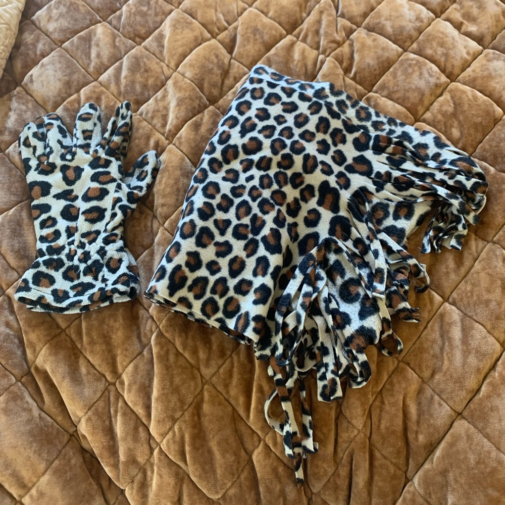 Old Navy leopard print scarf and gloves set